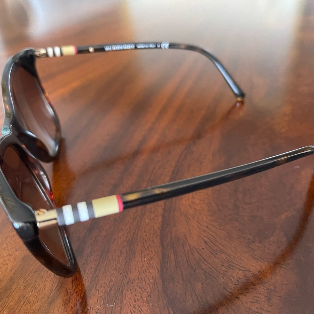 Beautiful Burberry sunglasses - Picture 5 of 7